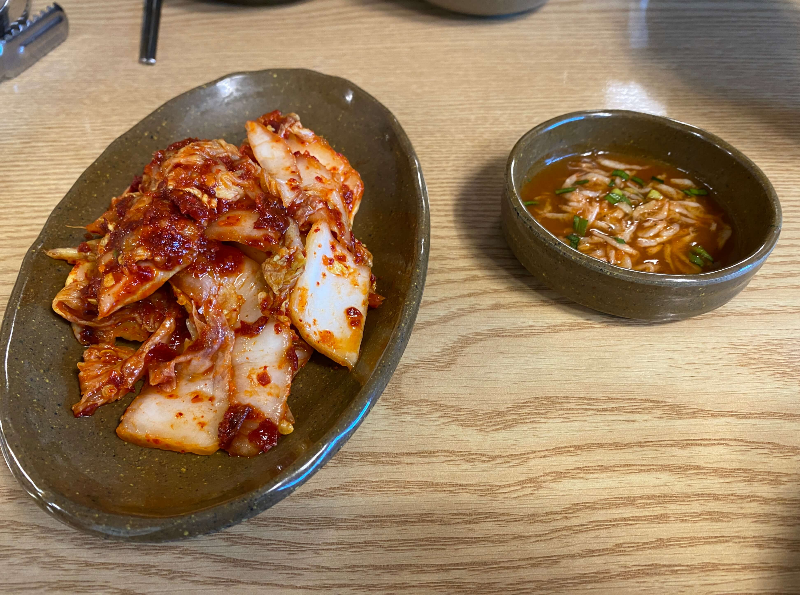기본반찬인 김치겉절이와 수육에 찍어먹을 새우젓이다.