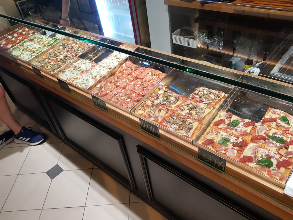 호치민 맛집 빈탄군 피자 전문점 Oliver&#39;s Pizza - 피자 진열장