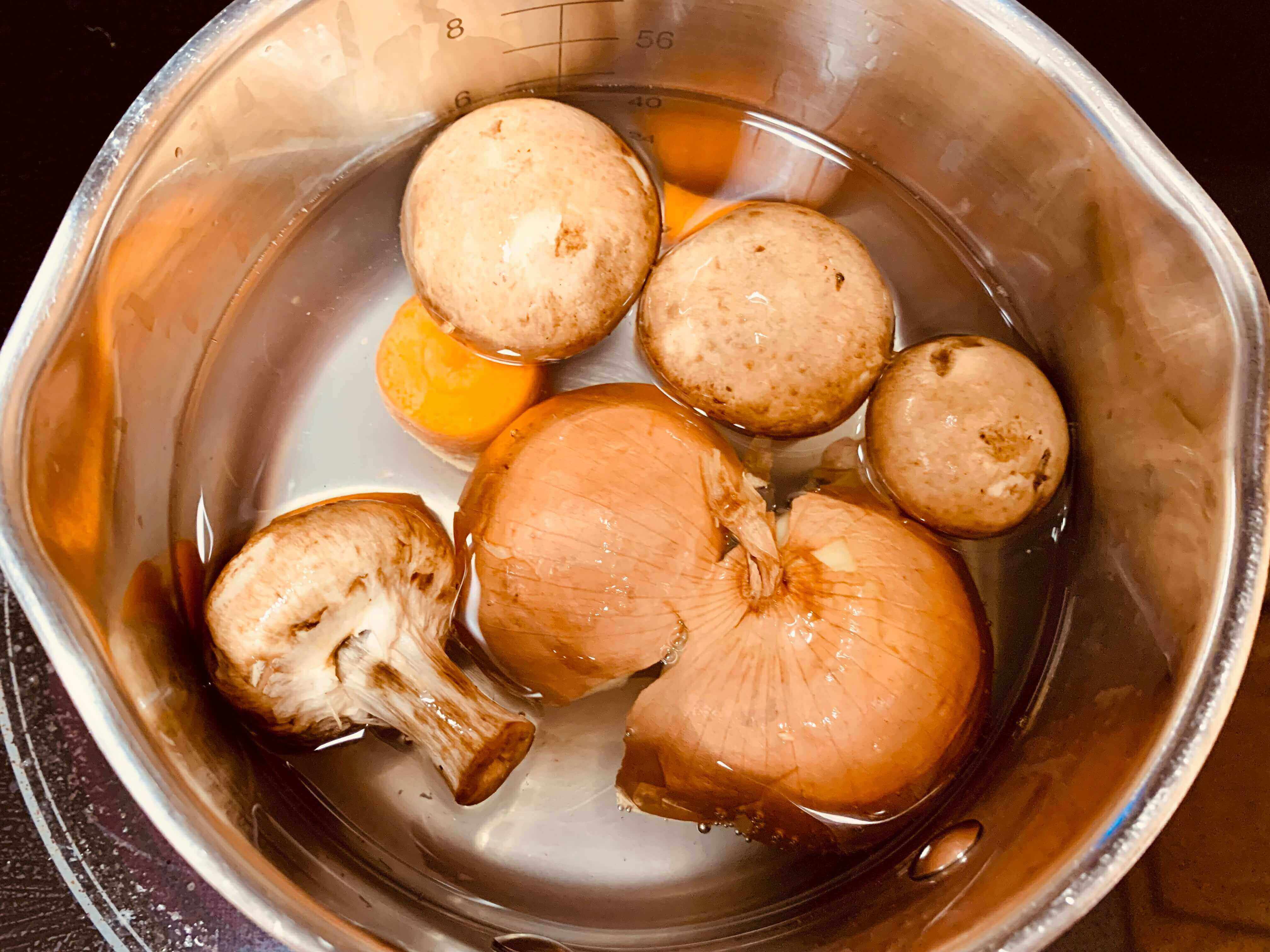 냄비 안-버섯-껍질 양파-당근-물이-보이는-모습
