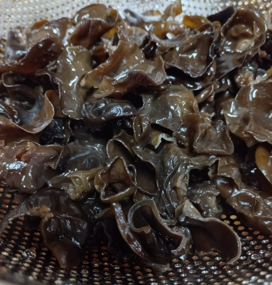 목이버섯 채에 받쳐둔 사진