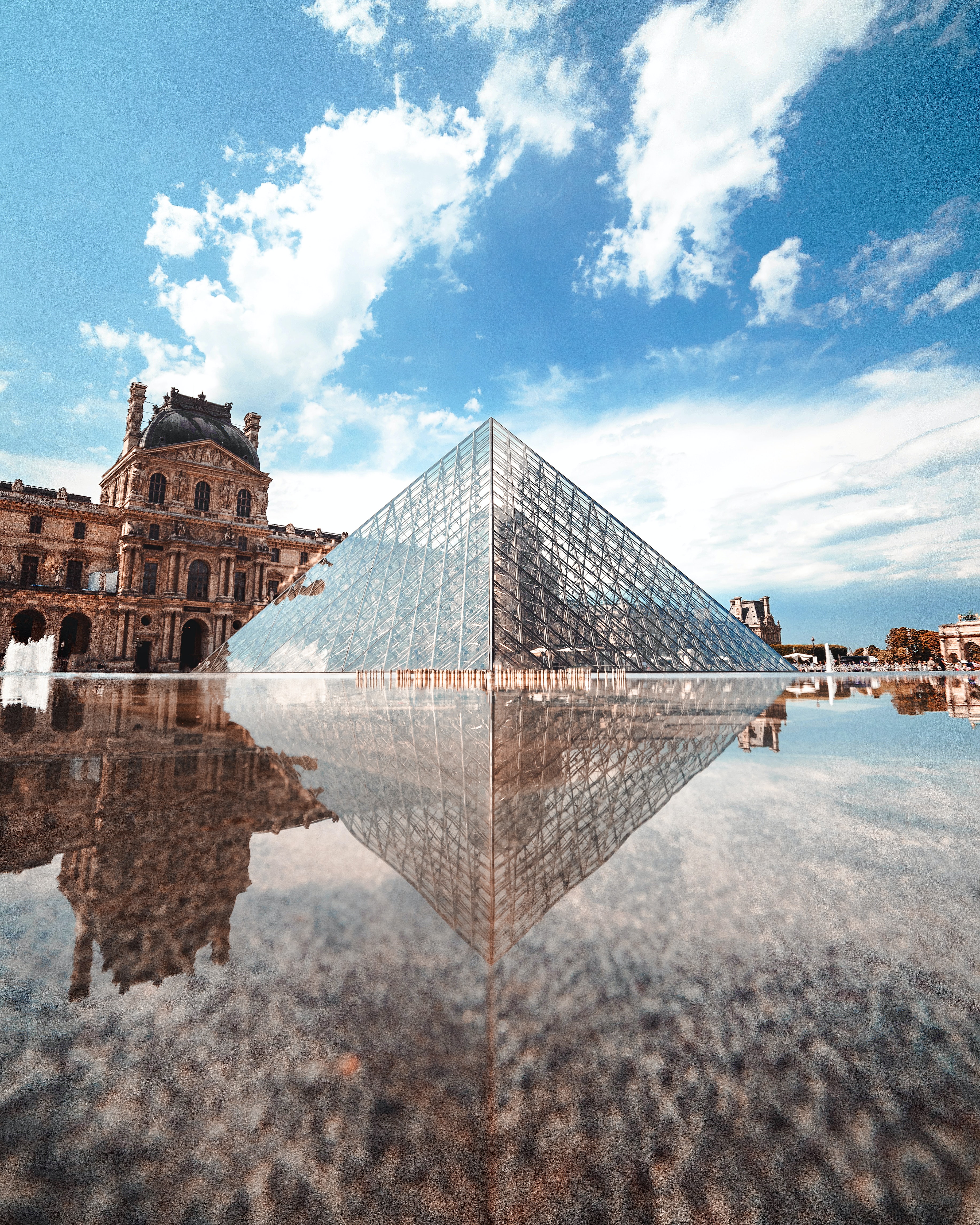 프랑스 파리 루브르 박물관의 피라미드를 찍은 모습