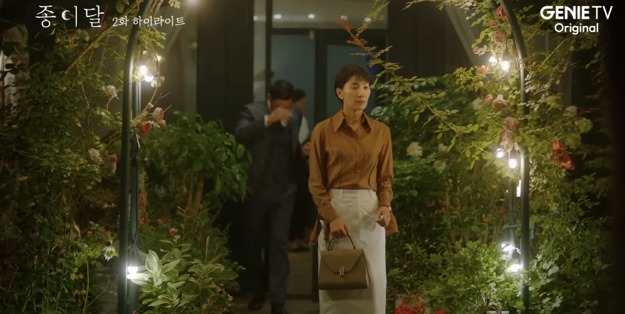  종이달 2회, 김서형 유이화 브라운 실크 셔츠
