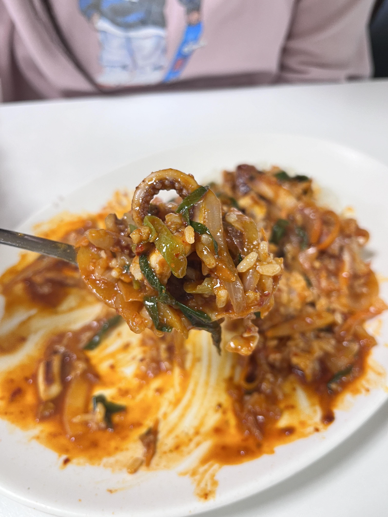 두류도서관 구내식당 오징어덮밥 가까이에서