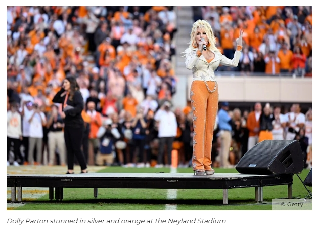 나이가 무색한 77세 &#39;돌리 파튼&#39;의 놀라운 공연 무대 모습 VIDEO: Dolly Parton&#44; 77&#44; rocks rhinestone-studded jacket and electric orange flares in Tennessee