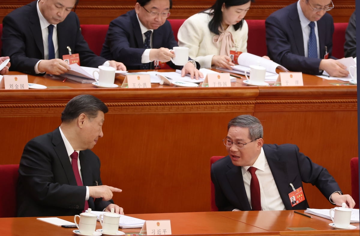 시진핑(왼쪽) 중국 국가주석이 전국인민대표대회에서 리창 총리와 대화하고 있다.