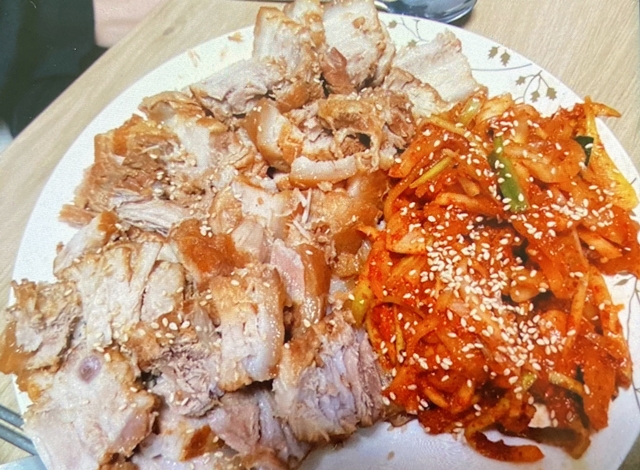 김치속과 함께 놓여있는 수육