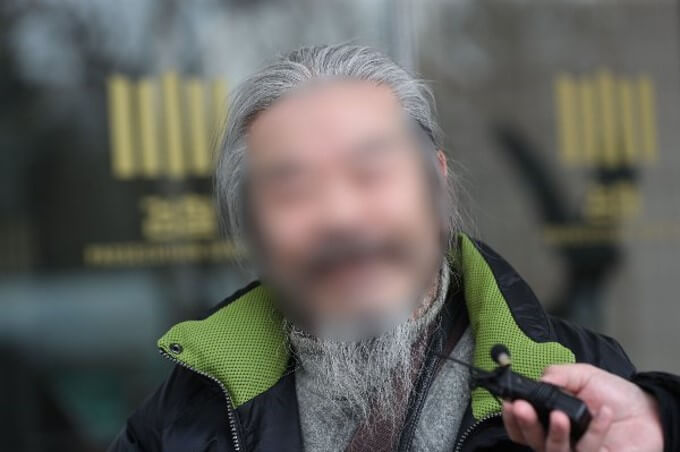 조두순이 야간 외출 제한 명령을 어기고 집을 나선 혐의로 징역 1년이 구형되었고&#44; 법정구속됐다.
판사는 전자장치 부착 등에 관한 법률위반 혐의로 불구속 기소된 조두순에게 징역 3개월을 선고했으며&#44; 벌금형의 실효성을 감안해 징역형이 불가피하다고 판시했다.
조두순은 경찰에게 적발되어 법정 구속된 후 혼잣말을 하며 법정으로 이끌려 퇴정했다.