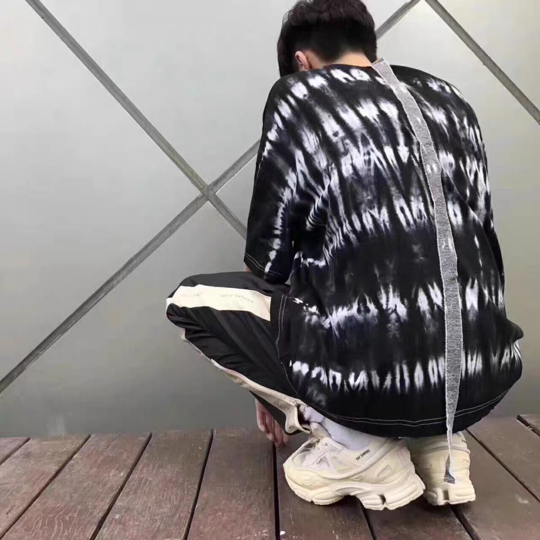 [PEACEMINUSONE] 피스마이너스원 GD 멀티 이펙트 로고 블랙 반팔 티셔츠