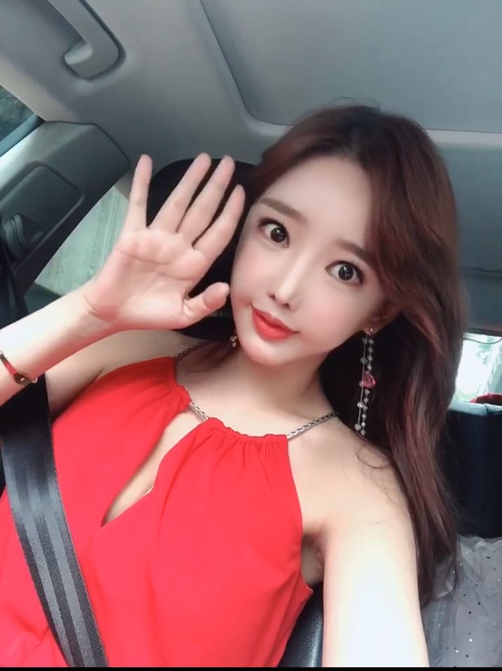  방송연예인 배우 진아림(박세미)이 유명한 얼짱 출신답게 완벽한 비주얼을 자랑했다.