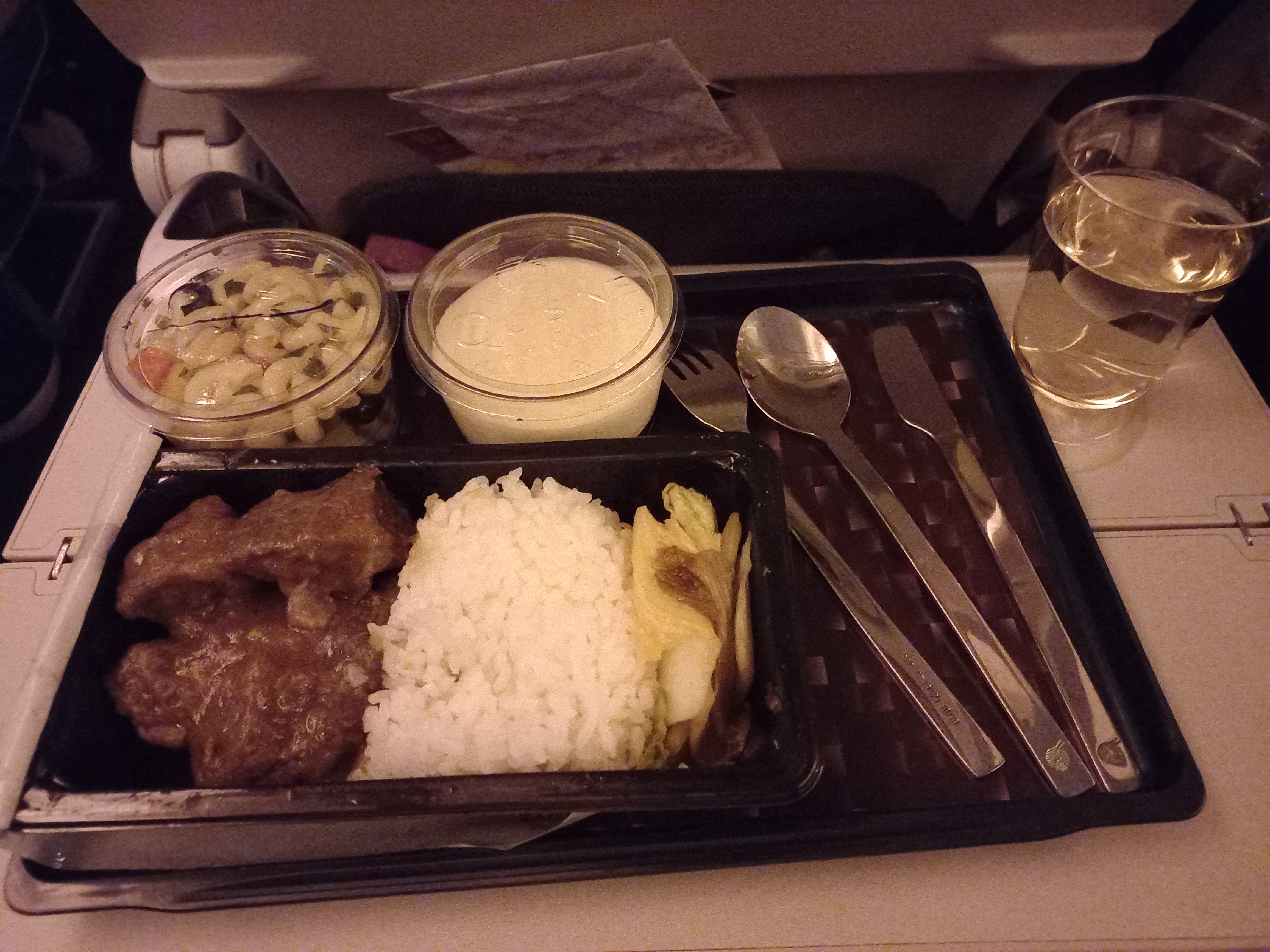 카타르 항공에서 처음 먹어본 소고기 요리 기내식