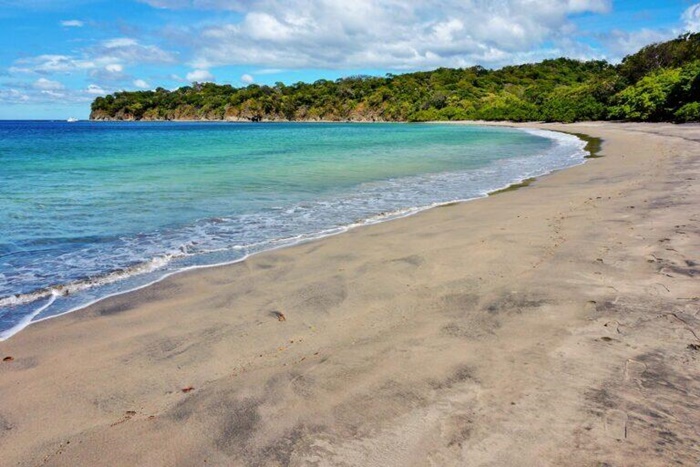 다른 중미의 해변과는 다른 황량한 아름다움을 주는 코스타리카 과나카스테의 해변