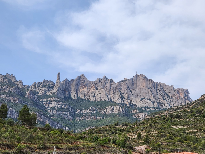 설악산 울산바위 느낌의 몬세라트 산