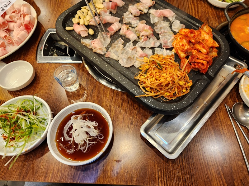 부산대 고기집 대패삼겹살, '대패가 1900' 부산본점