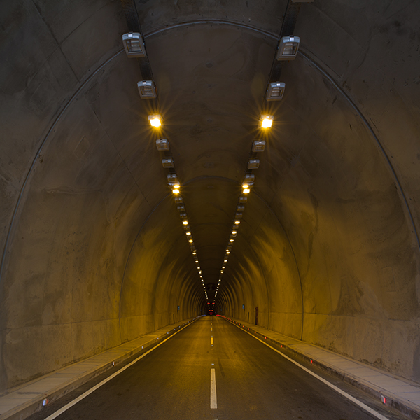 길게 뻗은 터널