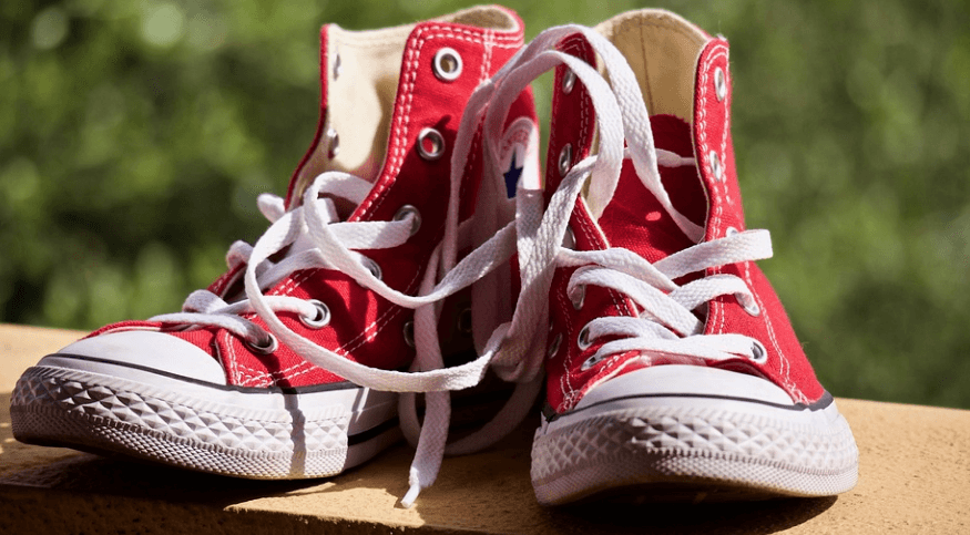 빨간 운동화가 놓여있다