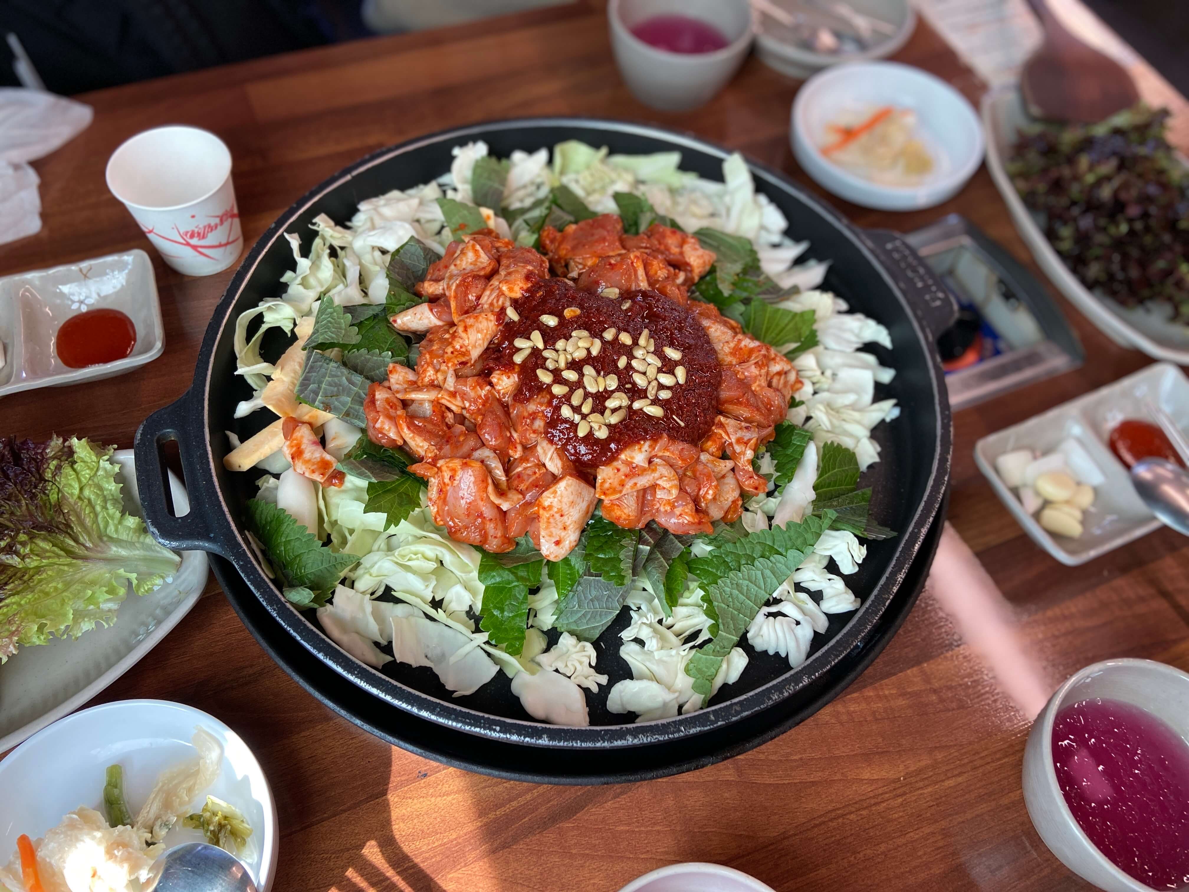 닭갈비-인물사진-모드로-촬영한-사진