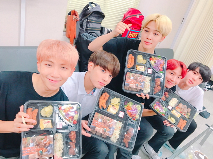  과거 응원 온 팬들에게 '1천만원' 상당의 '아웃백 도시락' 쐈던 방탄소년단