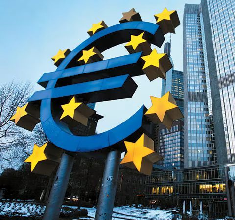 독일 프랑크푸르트의 유럽중앙은행(ECB) 외부에 설치된 유로화 조형물.