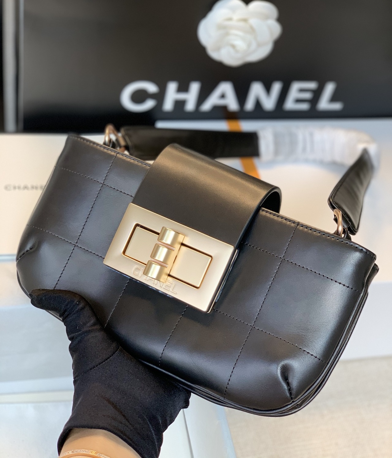  [CHANEL] 샤넬 미니 로고 숄더 플랩백