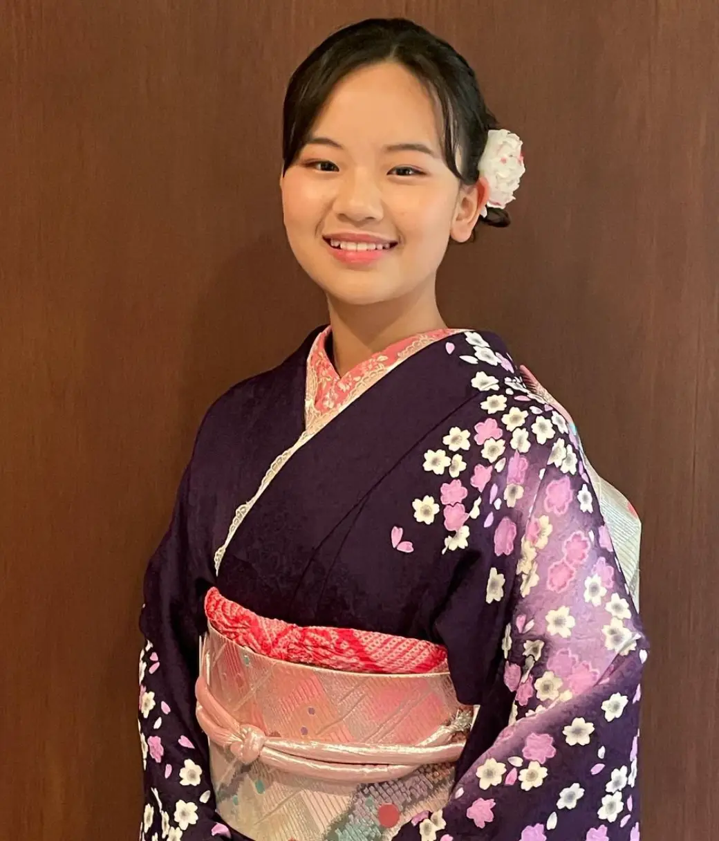 한일-나무벽 앞 보라색 기모노를 입고 미소짓고 서있는 아즈마 아키