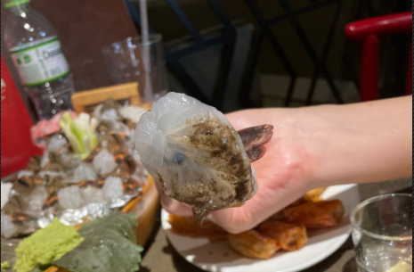 생새우 소스에 찍은 한점