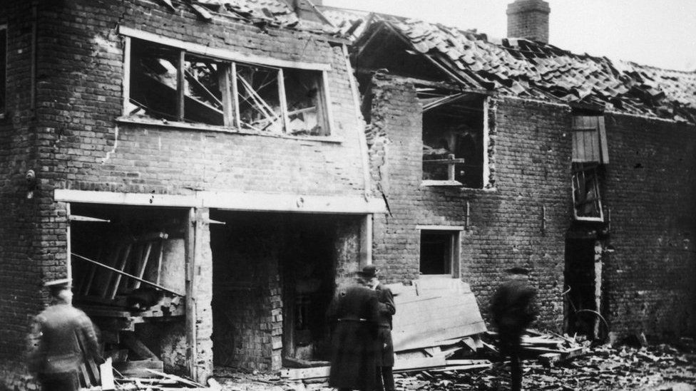 체펠린 비행선의 폭격으로 파괴된 집