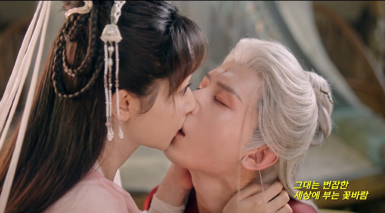응연제군이-손을뻗어-안담을-당겨-키스를하고-있다-당황한-안담의-눈이-커졌다