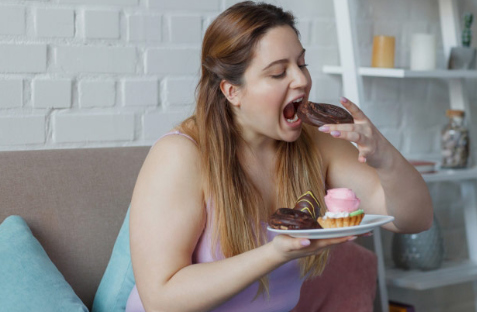 도넛을 먹는 여자.