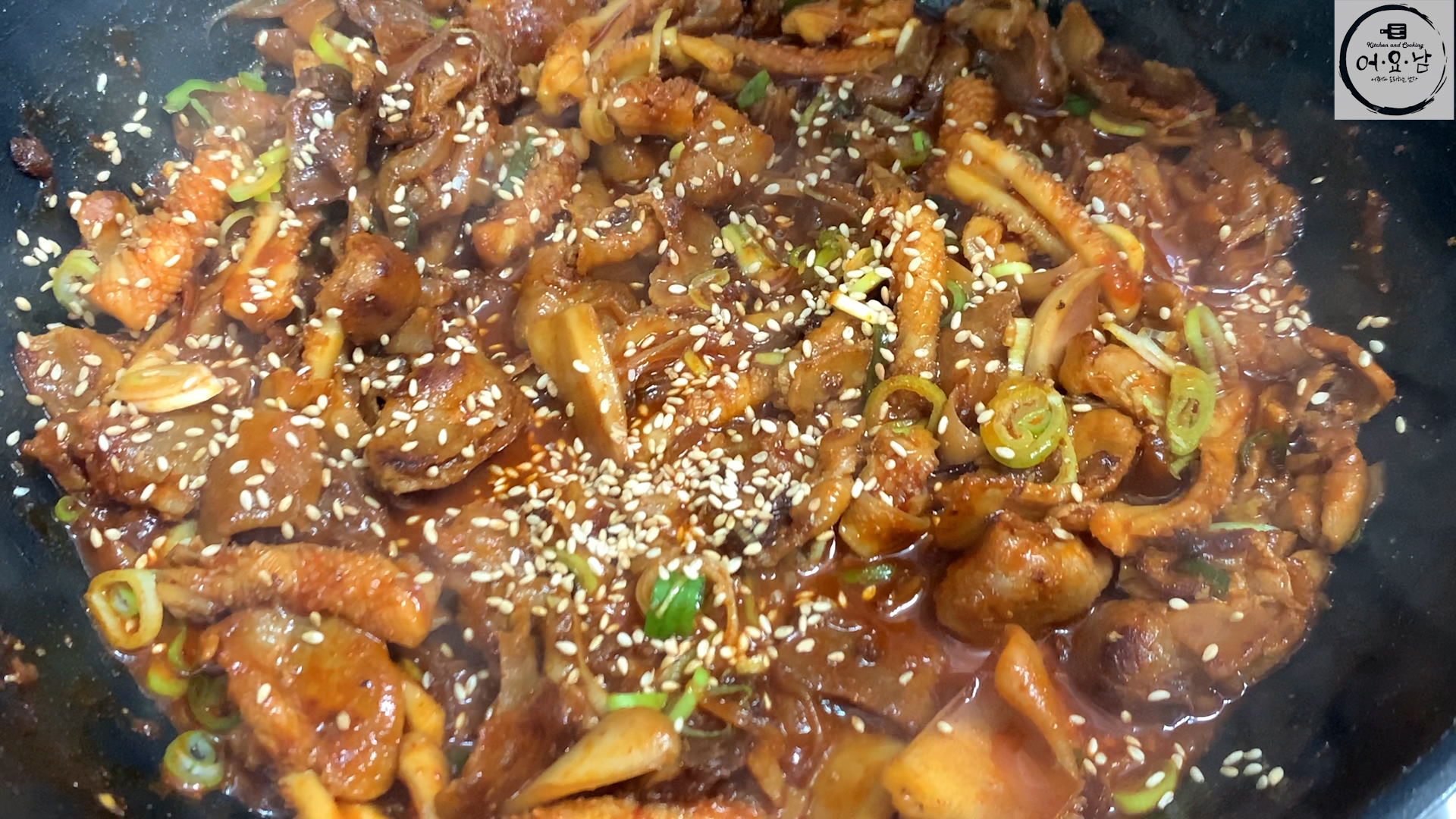 오삼비빔국수_통깨넣기