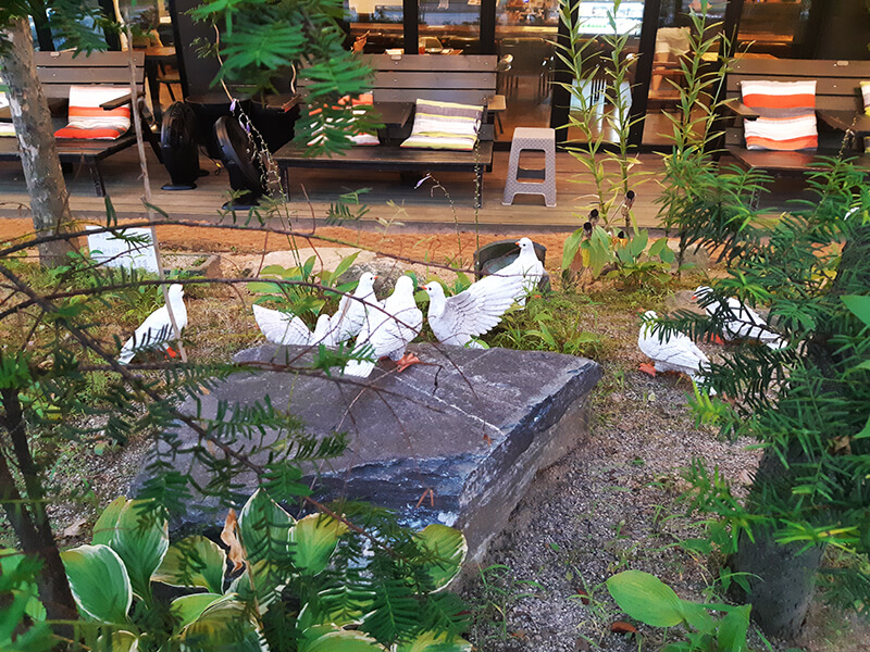 정원에 있는 비둘기가족 모형