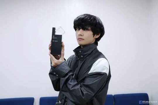  방탄소년단 뷔, 트로피 들고 '댕댕미' 폭발 '아미' 심장 저격