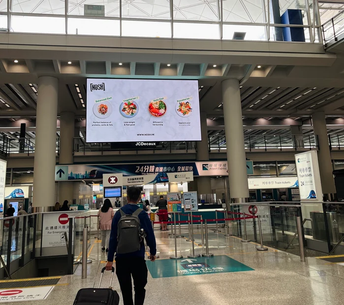 홍콩 AEL 공항철도 티켓과 옥토퍼스 카드를 구매할 수 있는 창구
