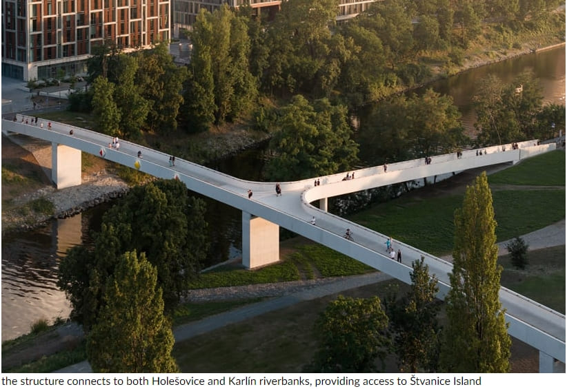 프라하의 블타바 강을 가로지르는 매끈한 콘크리트 보행자 다리 Sleek concrete pedestrian bridge spans the vltava river in prague