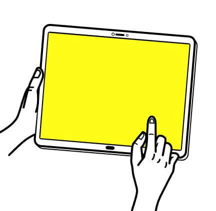 노란 화면의 아이패드를 한손으로 잡고 한손은 손가락으로 터치하는 모습