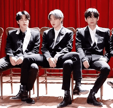  양다리 걸치는 방탄소년단 지민.gif