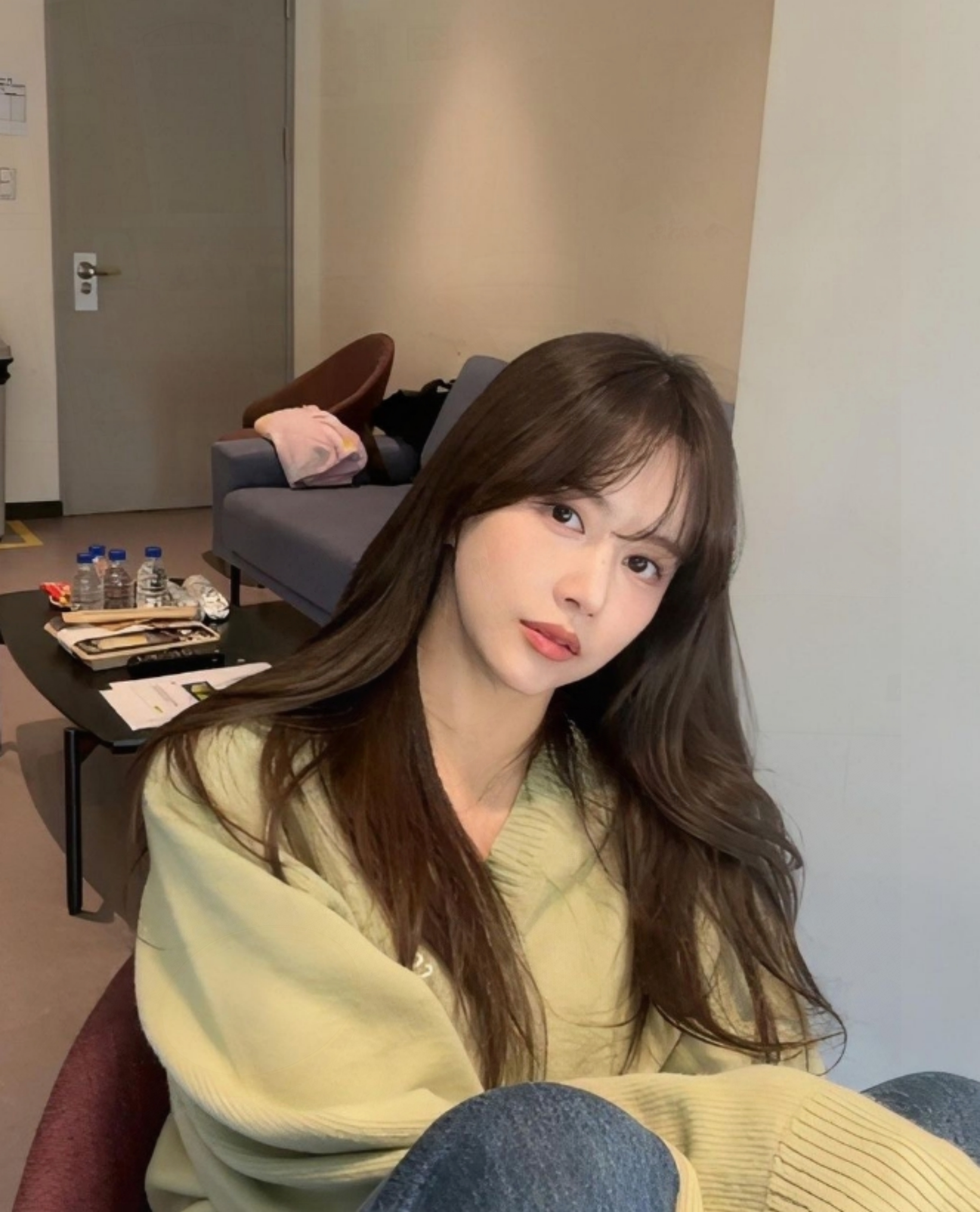  한보름 포근한 브이넥 니트 코디 너무도 사랑스럽네