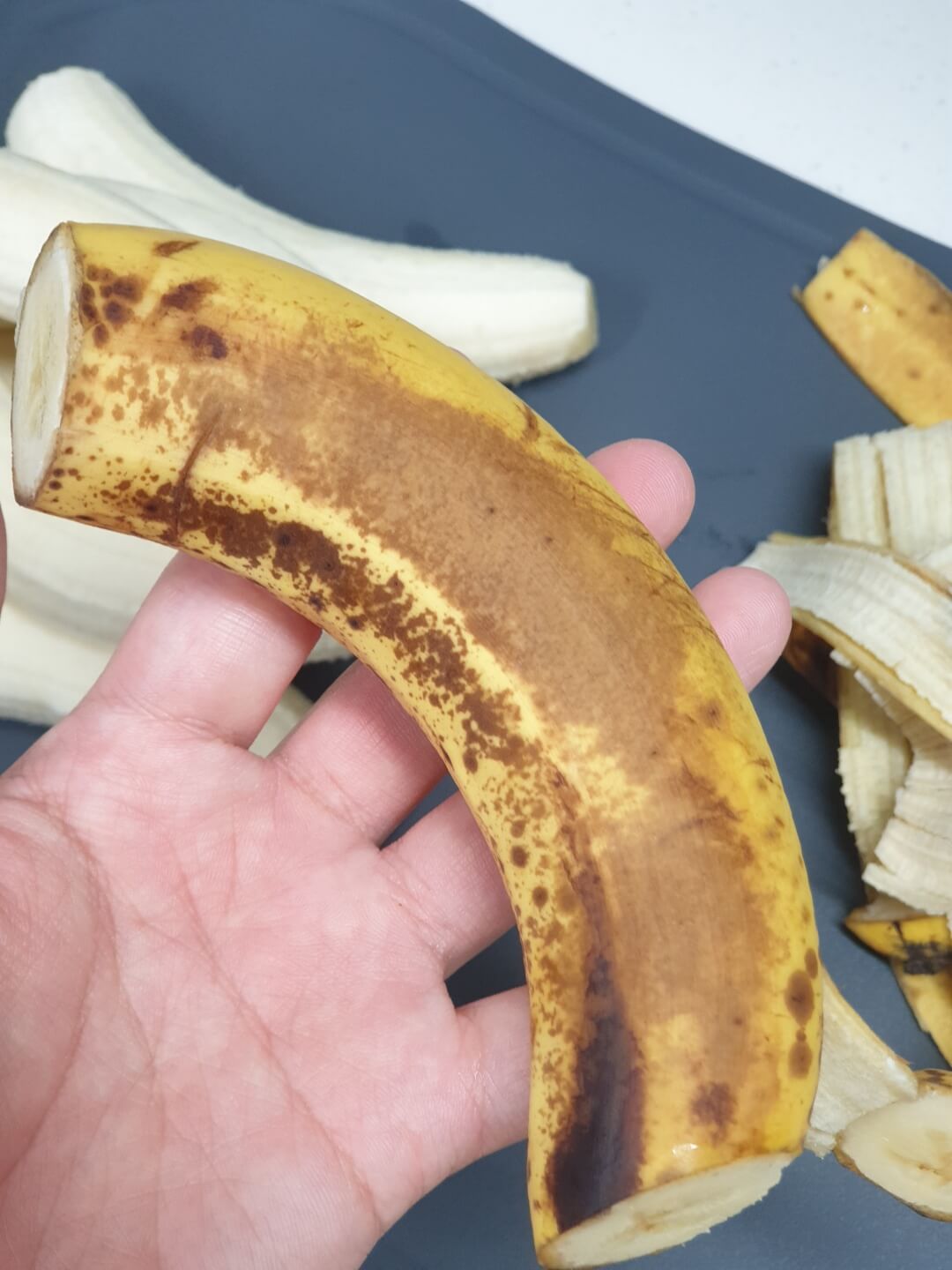 바나나 끝부분 잘라주기