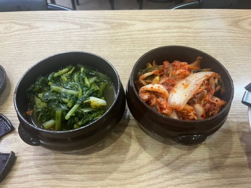 하안동맛집_란바지락손칼국수_기본찬_열무김치와_김치겉절이