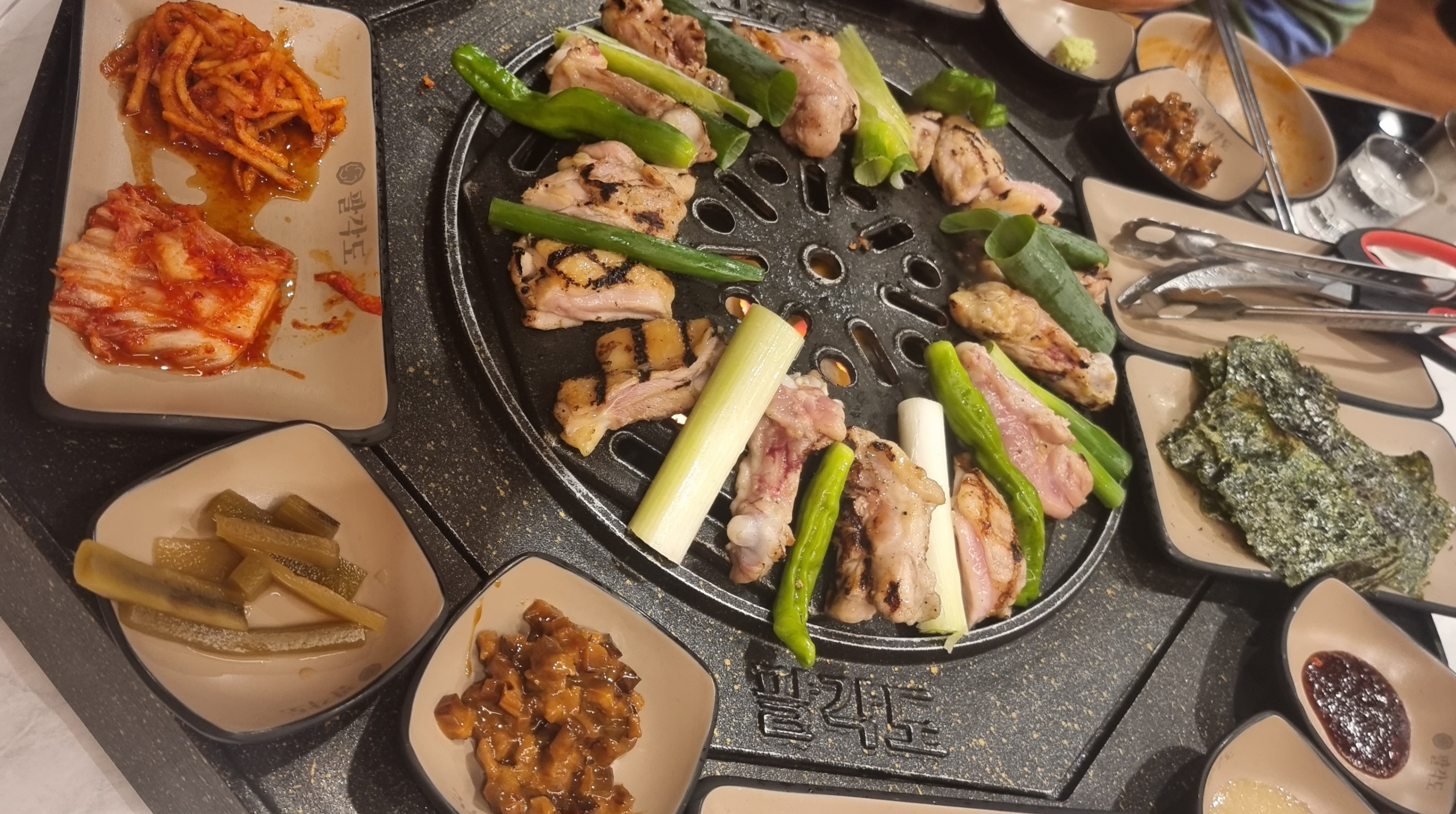 첫 불판 숯불 닭갈비 2인분