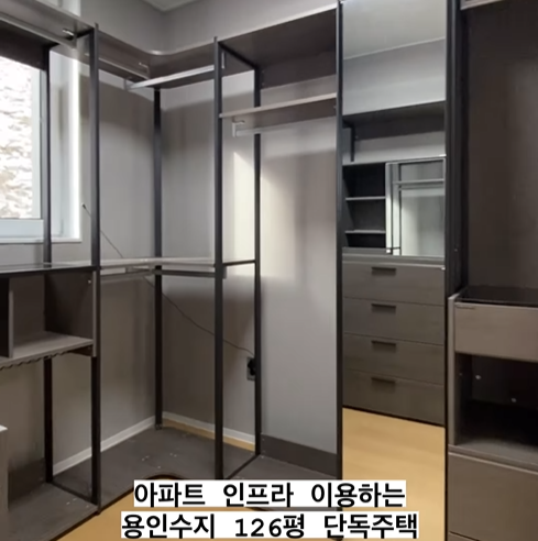 드레스룸이 넓은 공간을 갖고 있어 많은 옷과 편리한 공간을 활용 할 수 있어요