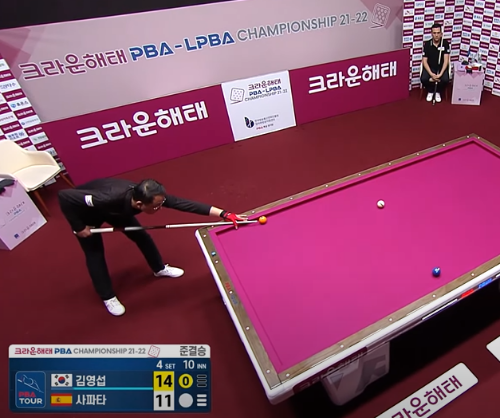 김영섭-사파타 경기를 펼치고 있는 PBA프로당구선수