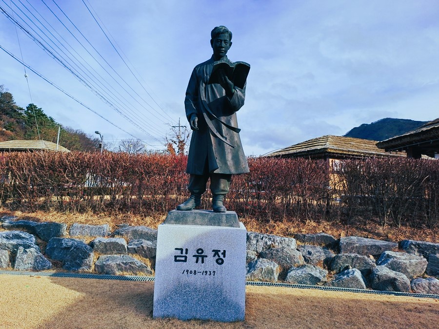 김유정선생-동상