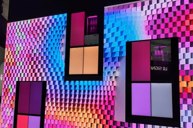  LG, 블루투스 스피커 내장 기괴한 색깔 변화 냉장고 공개  VIDEO:LG reveals bizarre fridge-freezer with colour-changing LED doors