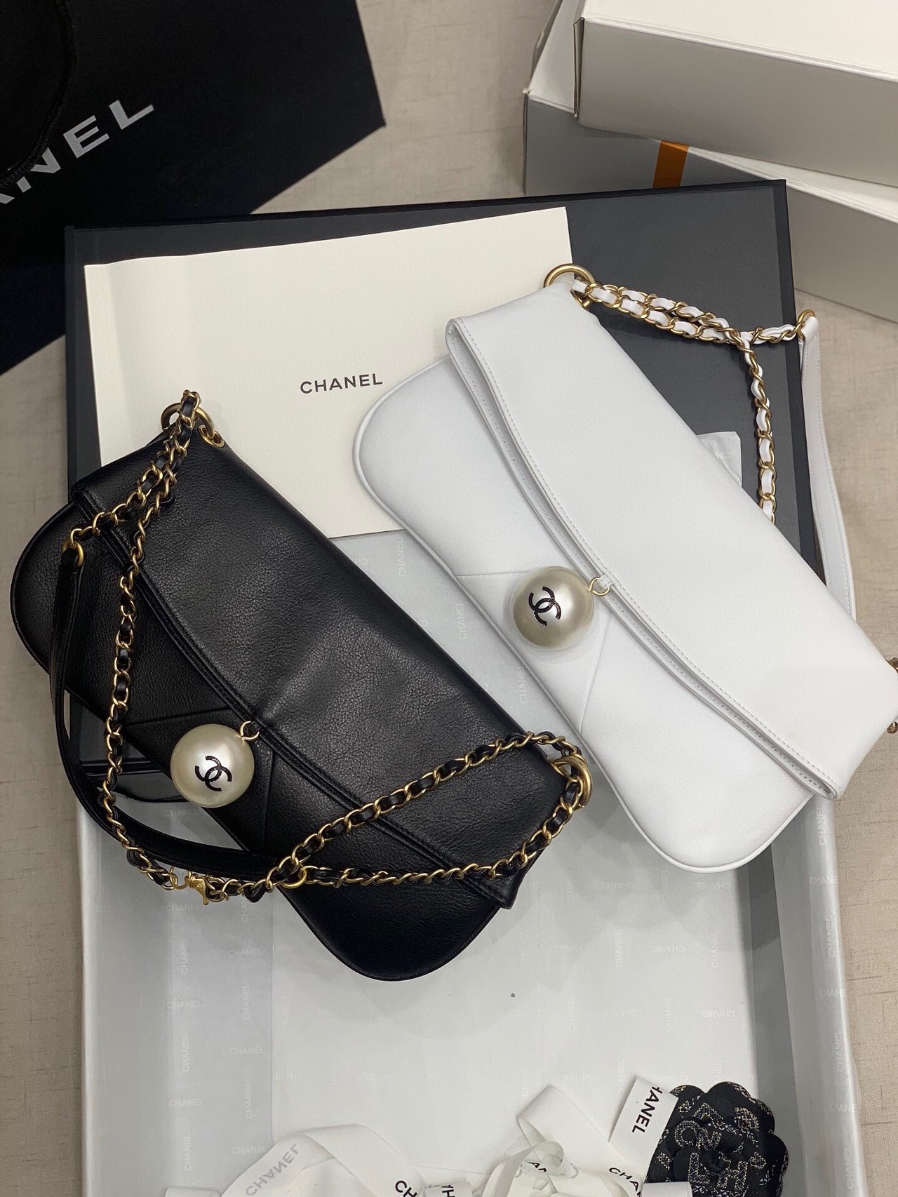  [CHANEL] 샤넬 진주 파우치 숄더백 (2 COLOR)