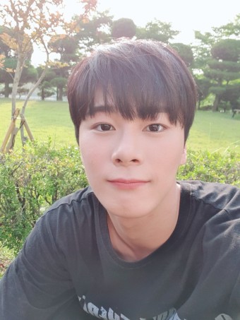  "배우 문빈의 갑작스러운 사망으로 걸그룹 빌리(Billie) 일정 취소"