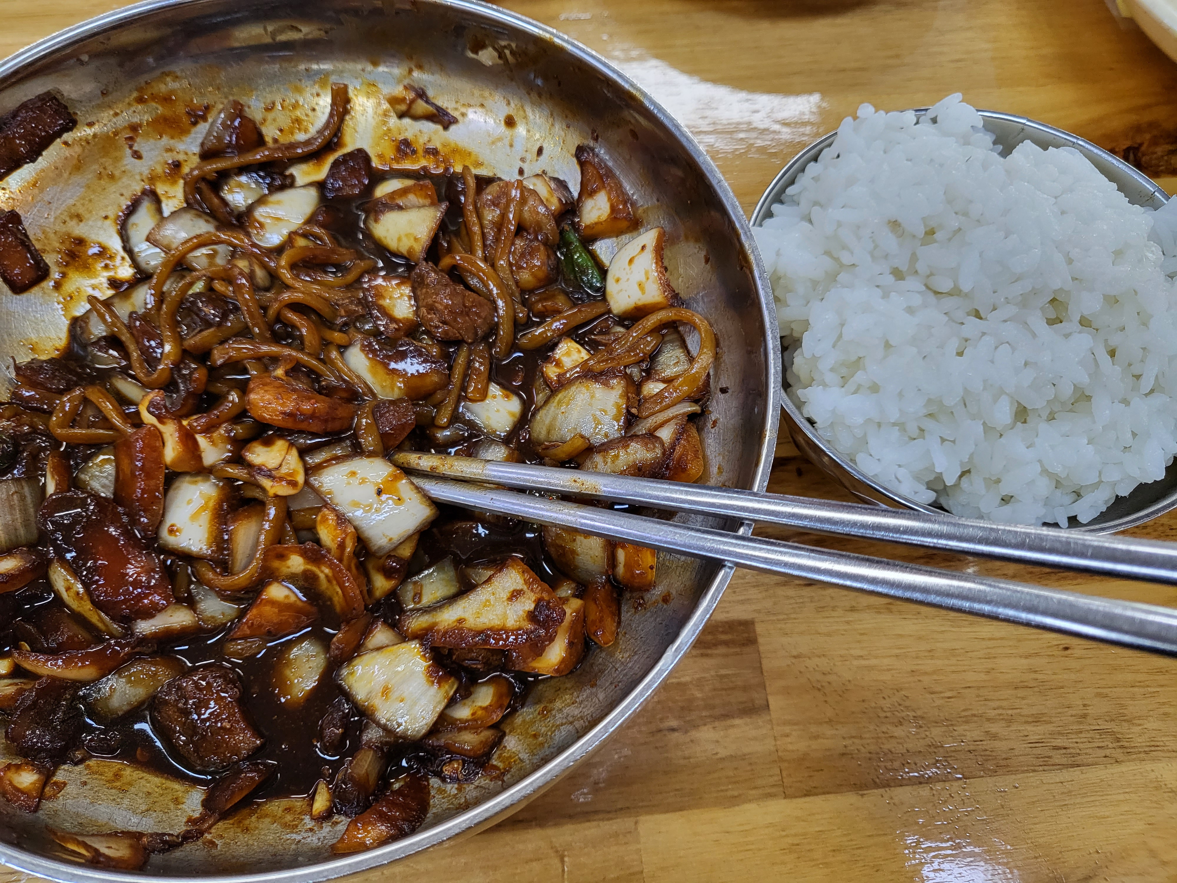 오랜만의 방문이라 정말 더더 맛있게먹다보니 어느새 면이 사라졌다;;급하게 공기밥을 추가 주문