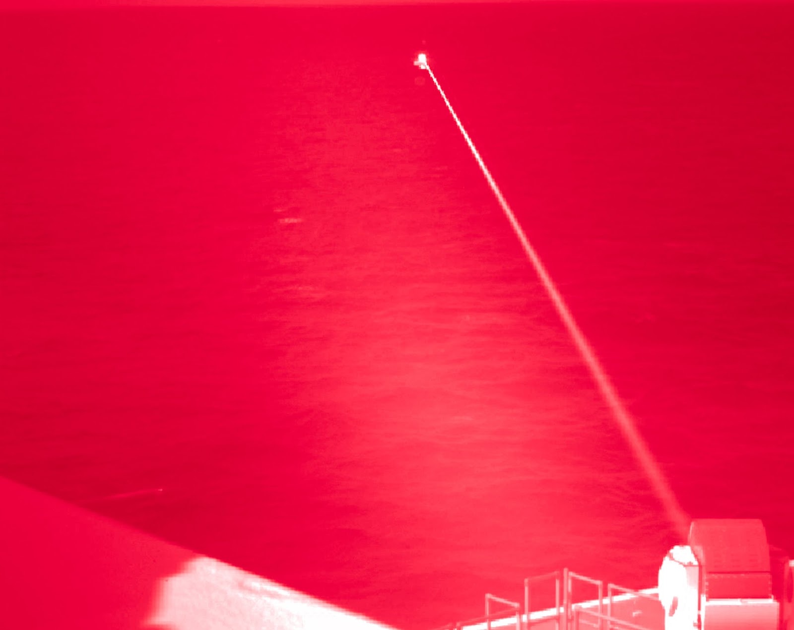 USS Portland 에서 고 에너지 레이저 시스템을 사용하여 표적을 쏘고 있는 모습