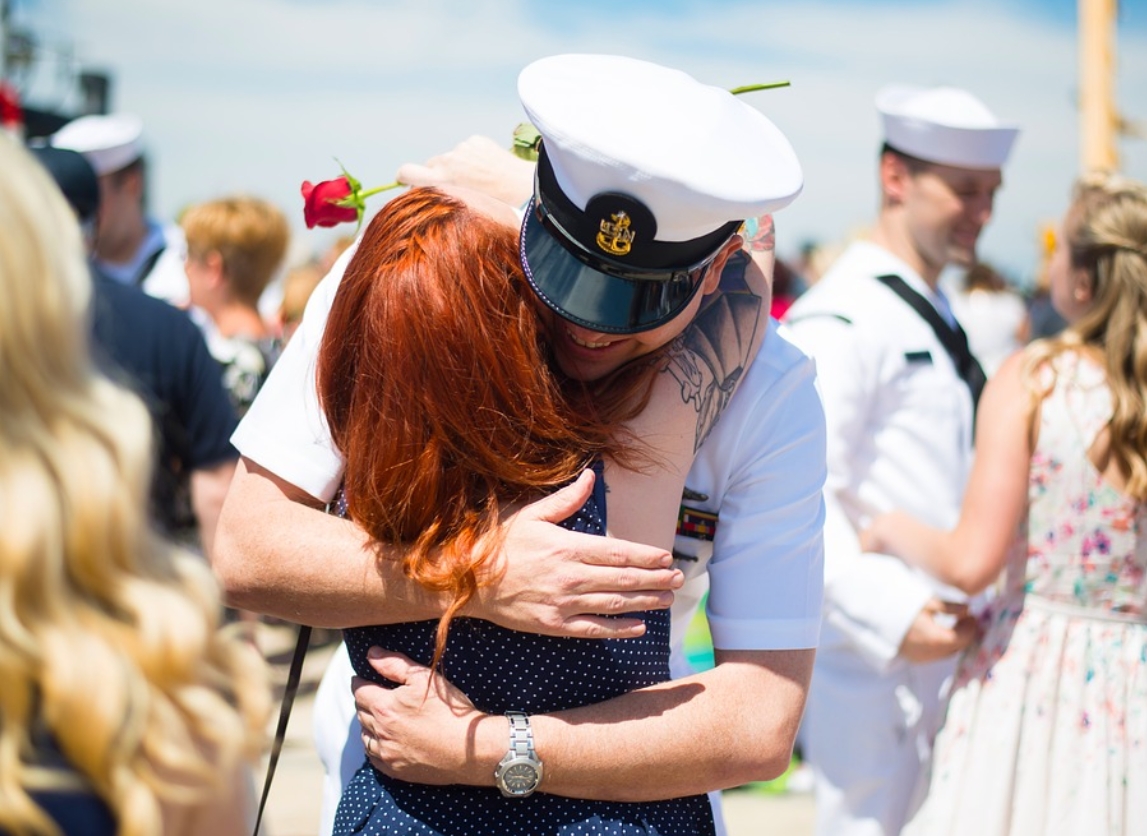 여성과 포옹하는 해군의 모습