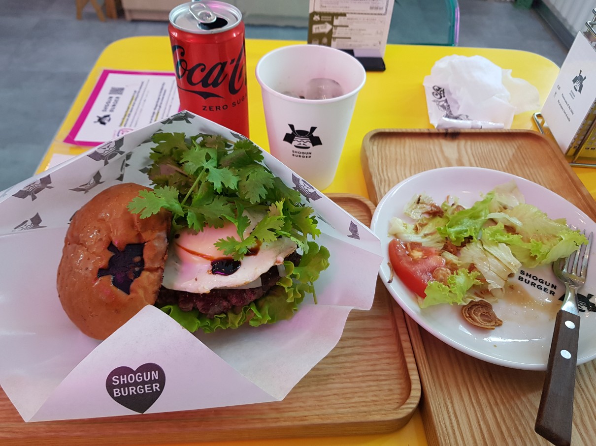 호치민 빈탄군 수제 버거 맛집 쇼군 버거(SHOGUN BURGER) - 반미 버거 세트(Banh Mi Burger Set)