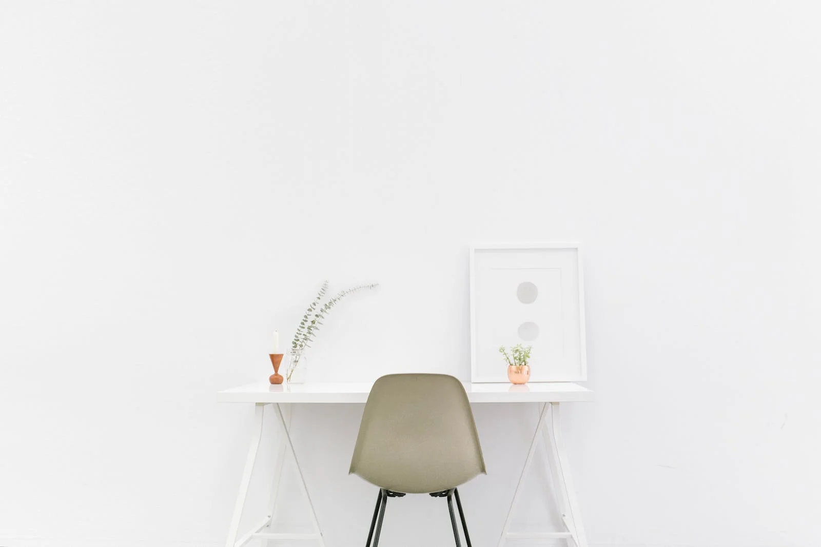 흰벽을-바탕으로-흰책상과-의자가-깔끔하게-정돈되어-놓여져-있는-사진
